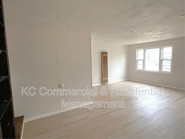 Building Photo - 802 E 75th Terrace