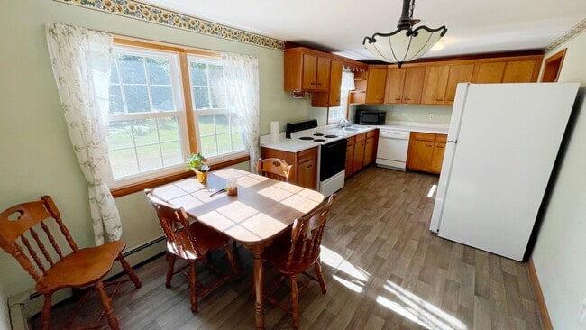 Building Photo - 3 BR House on a Lake 1.5 Baths