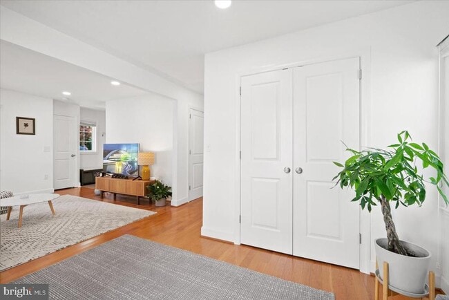 Building Photo - 4842 Park Ave