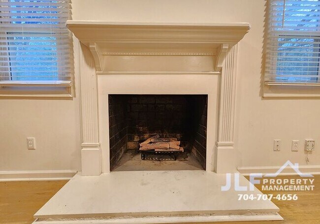 Building Photo - Freshly Updated 2/2 Duplex with Modern Fix...