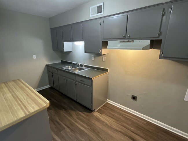 Building Photo - 4430 Pine Ridge Cove