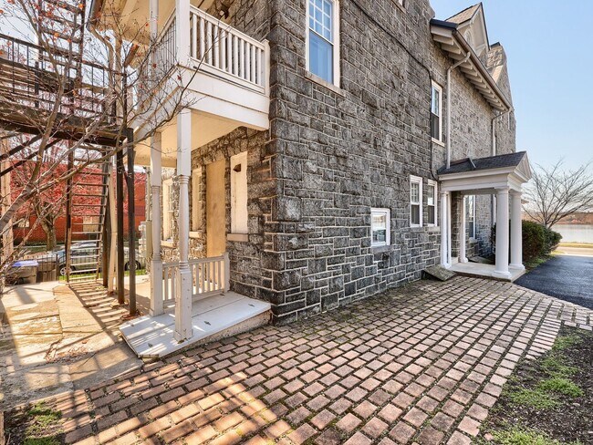 Building Photo - 1701 N Front St