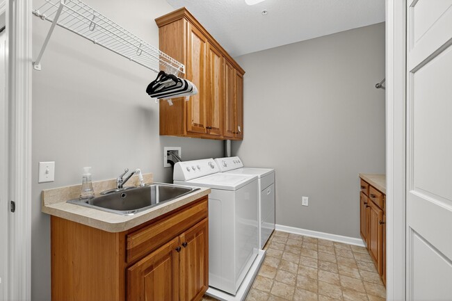 Building Photo - 5250 Grandview Square