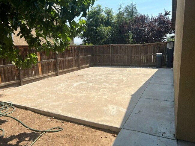 Building Photo - Dinuba House For Rent