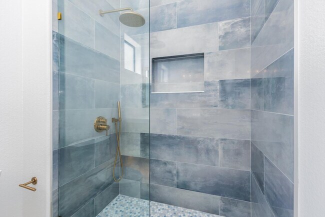 Building Photo - 7027 N Scottsdale Rd