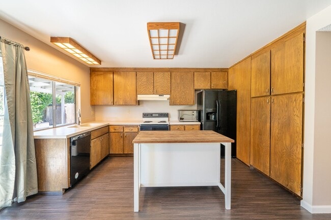 Building Photo - 3 Bedroom Home in Great Gilroy Location!