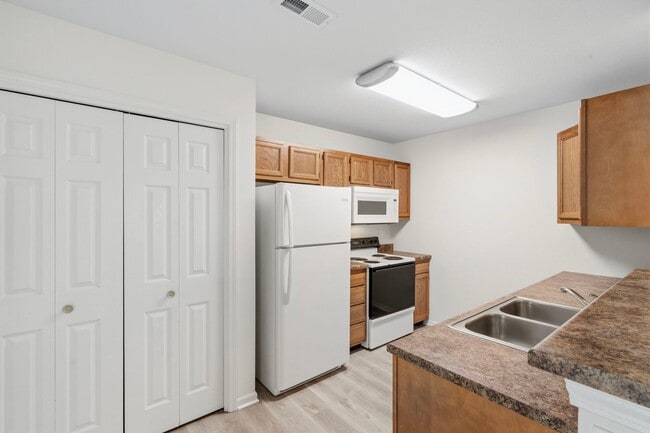Building Photo - 5004-5006-5006 Betty Jean Way
