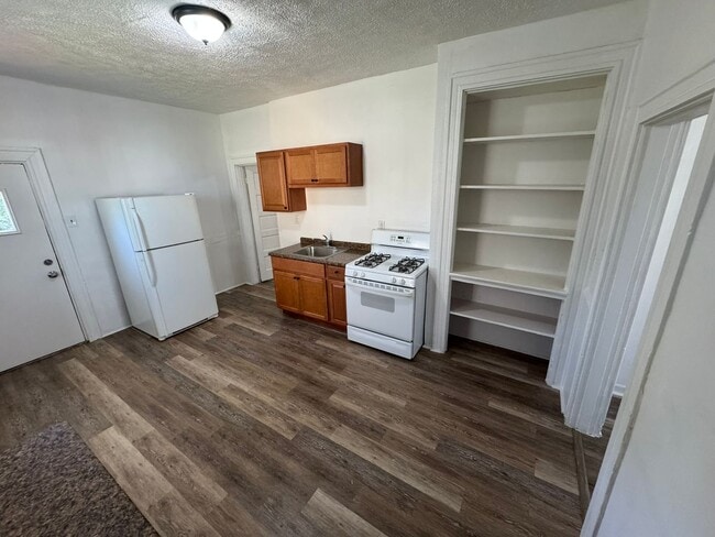 Building Photo - Enormous Completely Updated 4-Bedroom 1-Ba...