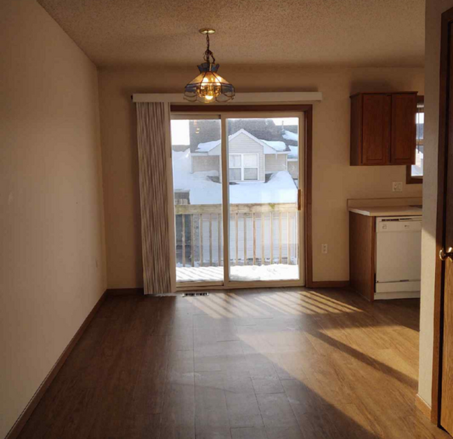 Building Photo - $1,450 | 2 Bedroom, 2.5 Bathroom Town Home...