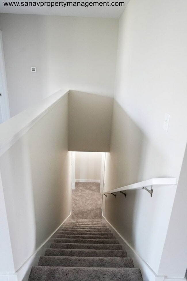 Building Photo - Family-Friendly Ranch Home with 3 Car Gara...