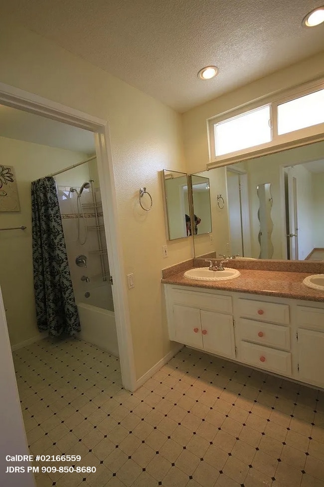Building Photo - Price Lowered! Walnut 3 Bedroom Home