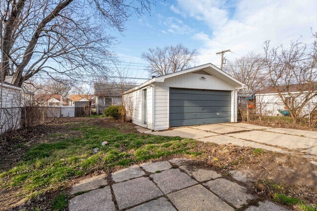 Building Photo - 14921 Myola Ave