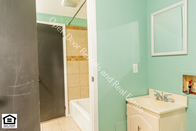 Building Photo - $200 off first months rent! 4 bedroom home...