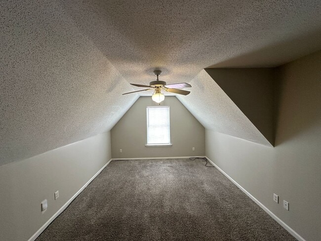 Building Photo - Bright open 3BR/2ba with bonus, 1900 sq feet!  Pets are owner's approval, fees apply.