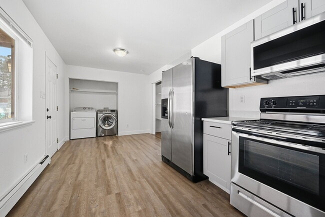 Building Photo - $1,395.95 2-bed, 1-bath, located in Denver with a washer and dryer.