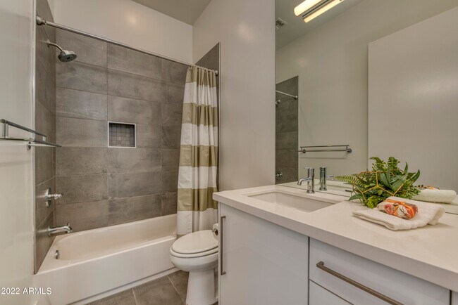 Building Photo - 540 W Mariposa St