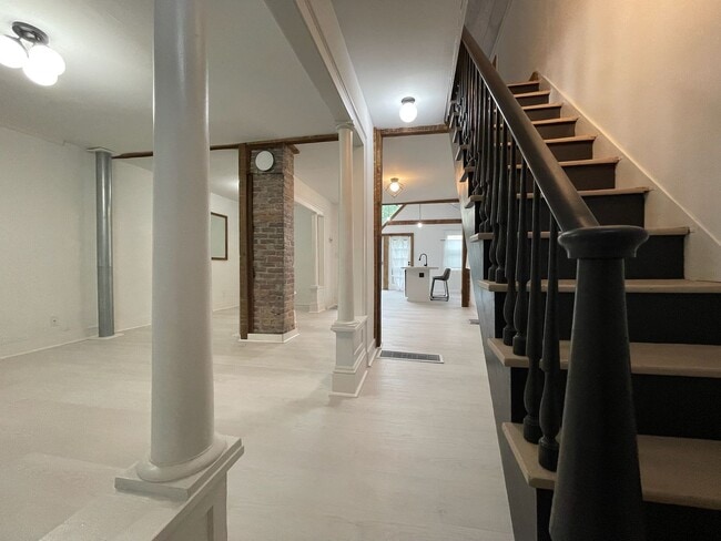 Building Photo - Charming - updated and well maintained - 2...