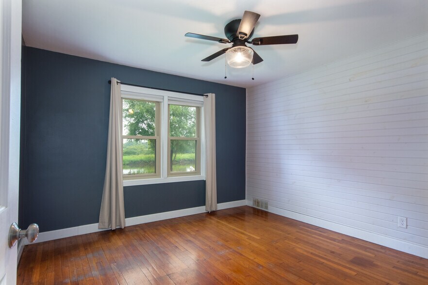 Building Photo - 7910 Shorewood Dr
