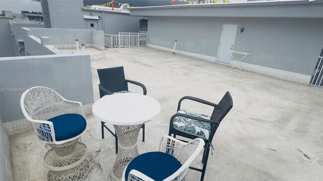 Building Photo - 329 SE 3rd St