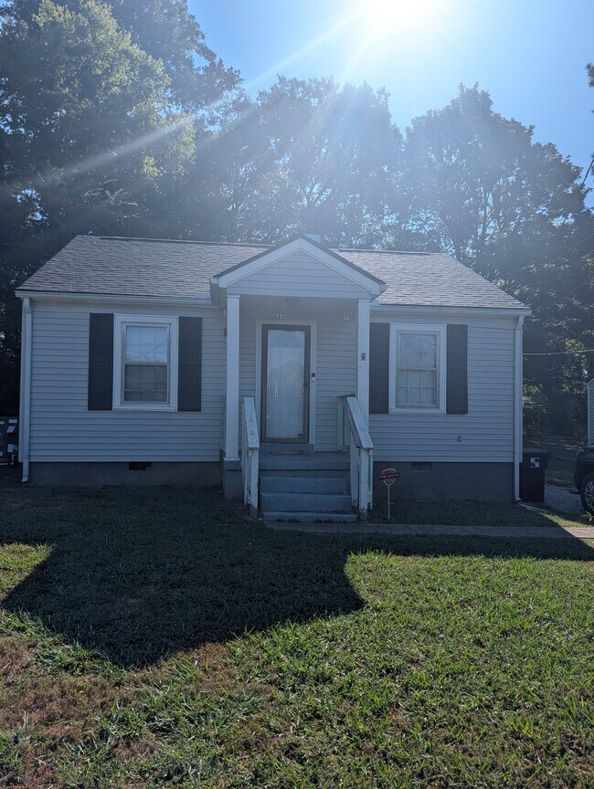 Building Photo - 923 E Valley Dr