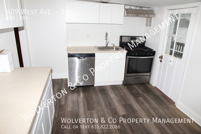 Building Photo - Spacious 2 Bedroom, 1 Bath Available Immed...