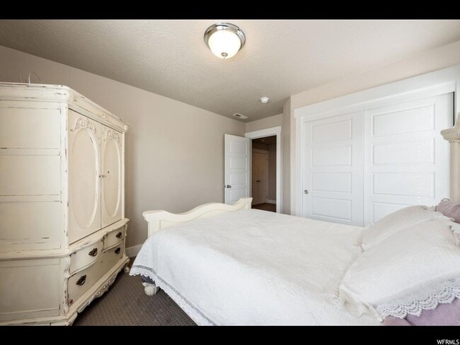 Building Photo - Great Daybreak Home Available!