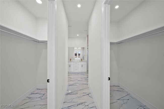 Building Photo - 2521 Diplomat Pkwy W