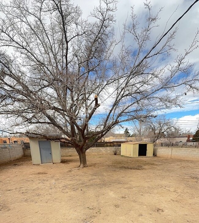 Building Photo - Centrally located in the NE Heights 4 bedroom, 1 3/4 Bath 1900 square feet.