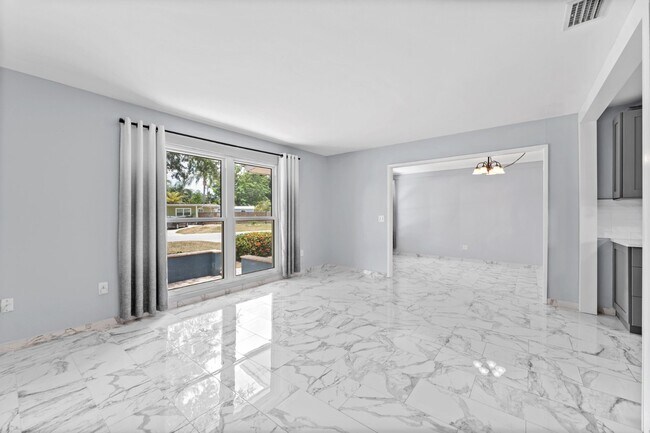 Building Photo - Stunning 3 BR/2 BA home in Heart of St. Pete!