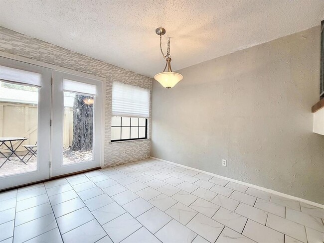 Building Photo - Cozy 3 Bed, 1.5 Bath Rental with Garage an...