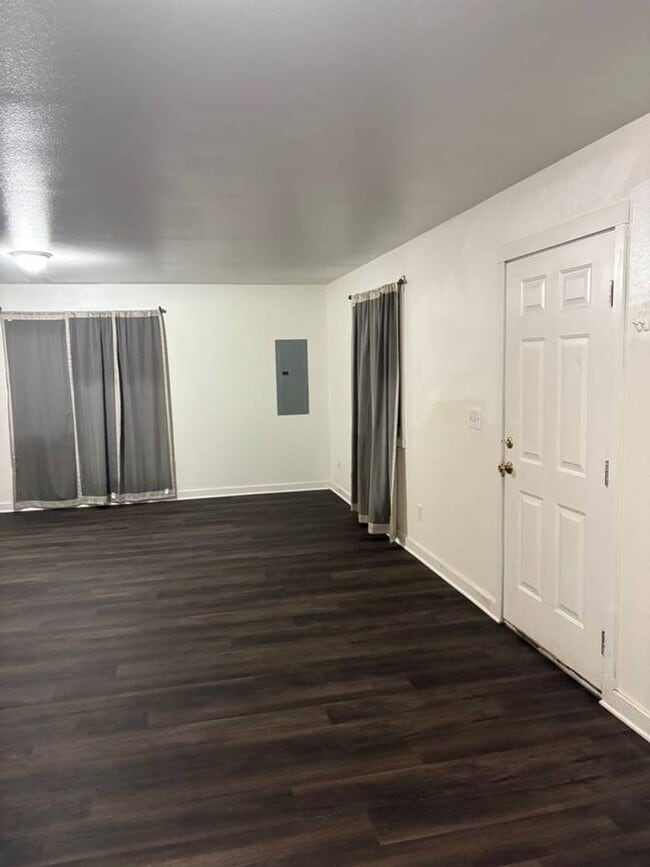 Building Photo - 608 Mark St