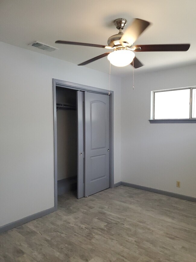 Building Photo - 113 E Hoogland Ave