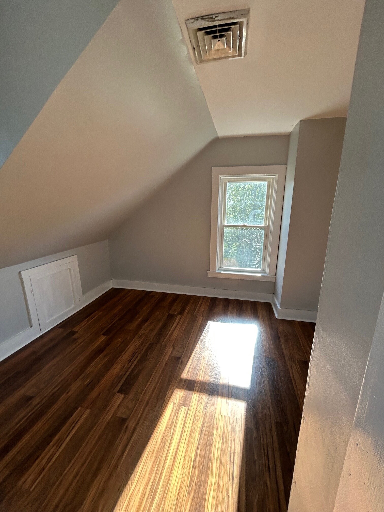 Building Photo - 11 Monroe Ave