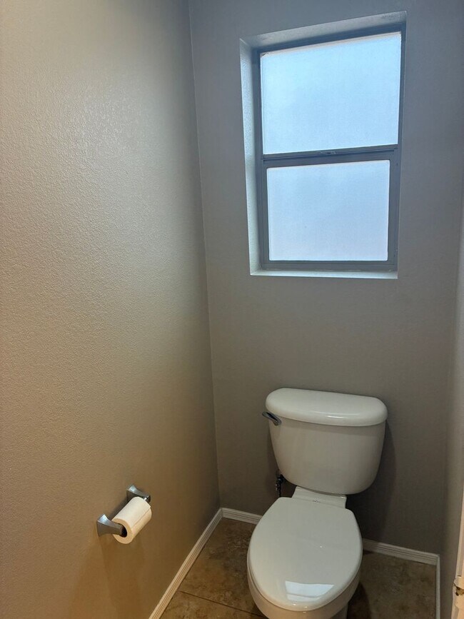 Building Photo - **BEAUTIFUL 3BEDROOM/2BATHROOM HOME LOCATE...