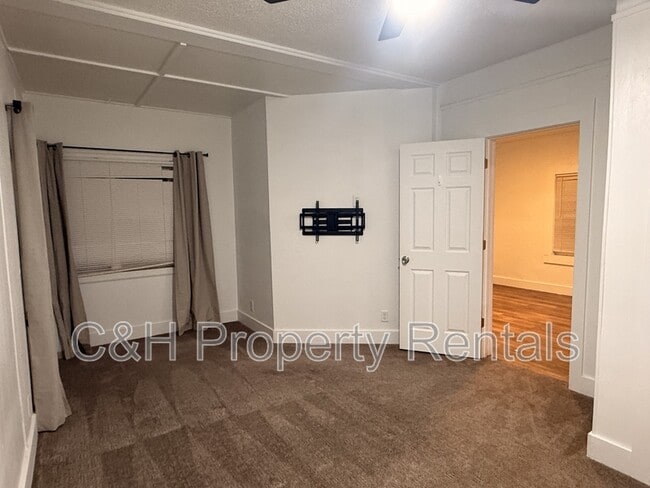 Building Photo - 631 Miles Ave