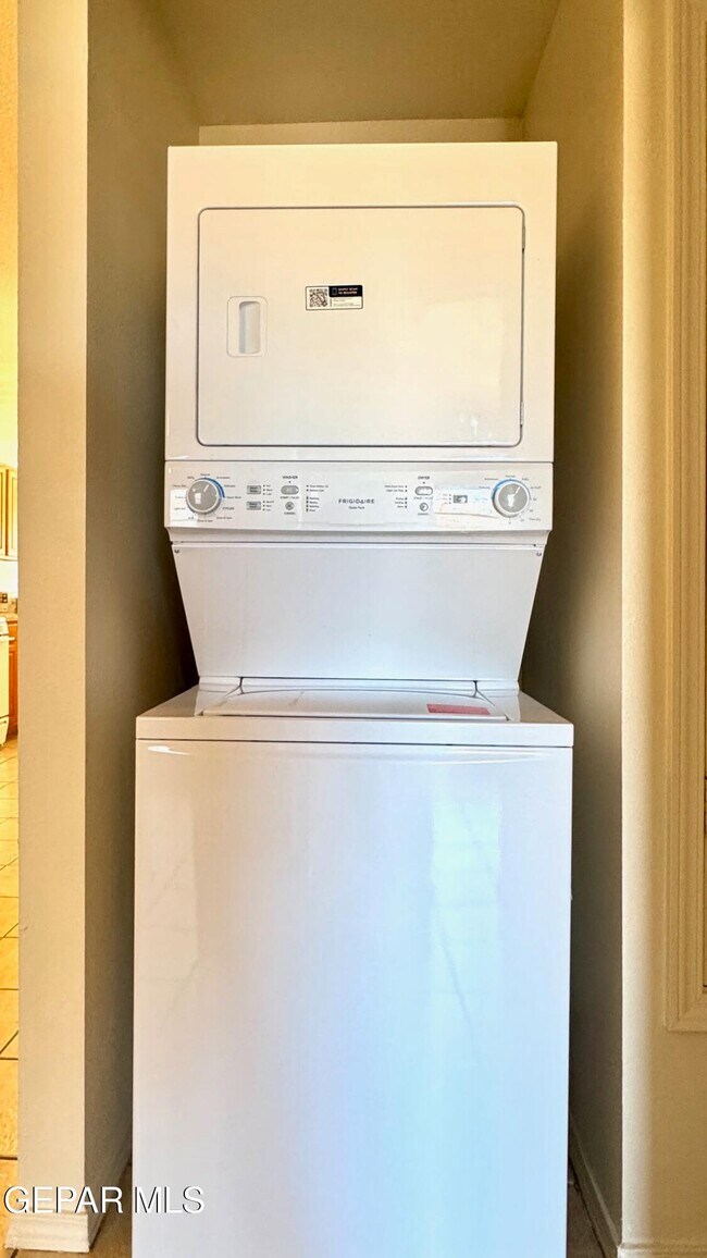 Building Photo - 8491 Roseway Dr