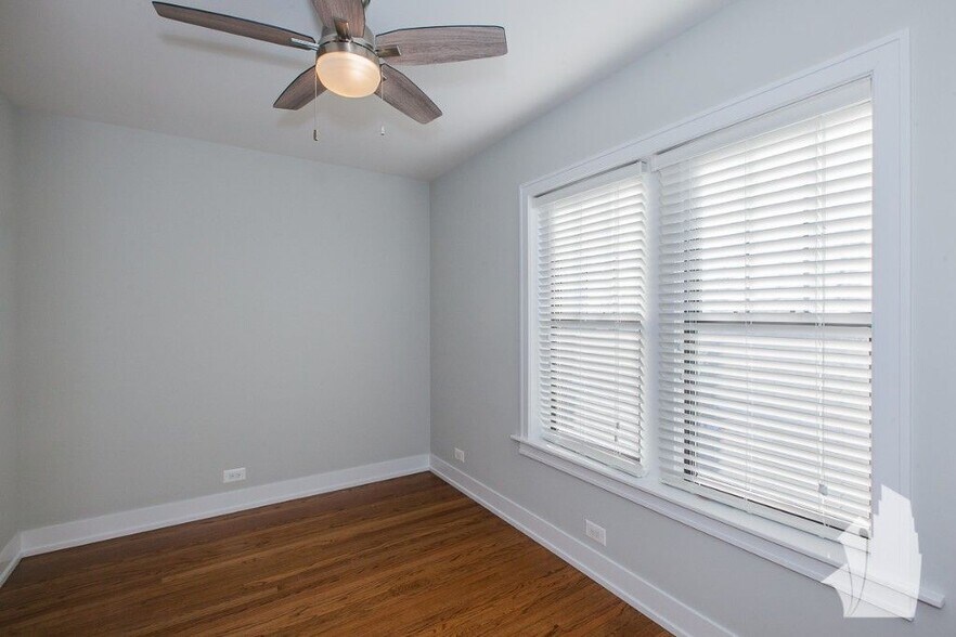 Building Photo - 1950 W Wilson Ave