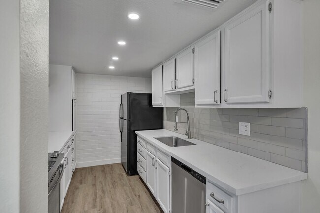 Building Photo - 3-1