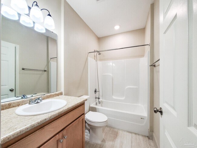 Building Photo - 2425 E Johnson Ave