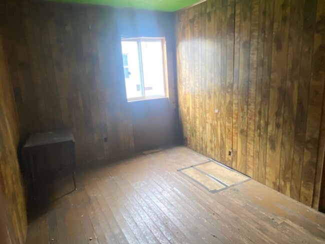 Building Photo - Now Available!! Fixer Upper! - $390 Month / $500 Down