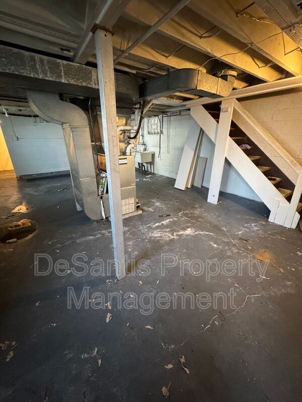 Building Photo - 718 Ridge Ave