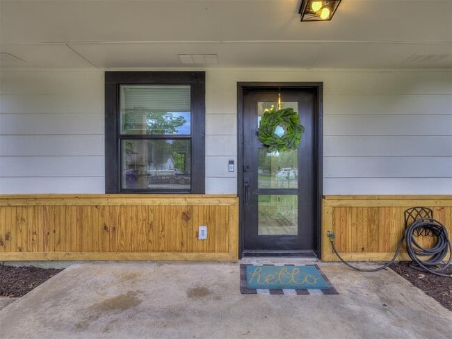 Building Photo - 906 E Comanche St