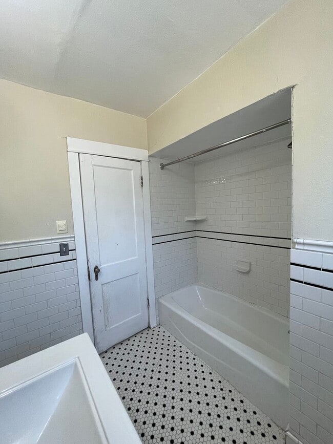 Building Photo - Charming 3bdrm, 1 bath house with fenced y...