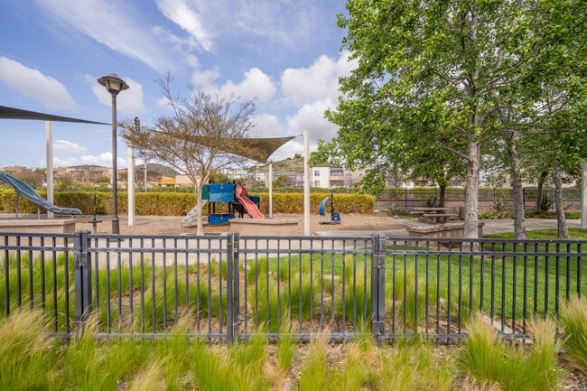 Building Photo - 343 Autumn Dr