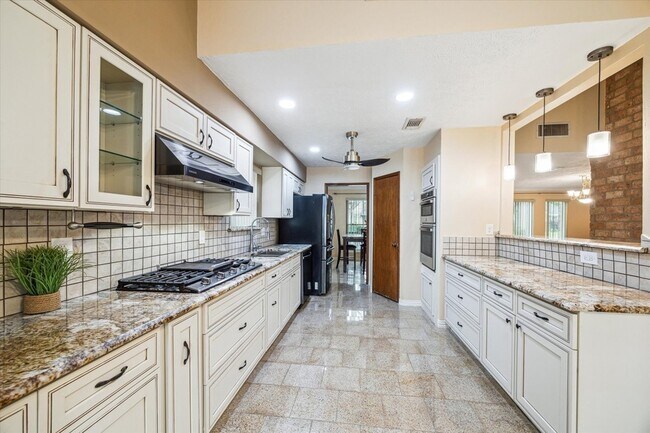 Building Photo - 21423 Park Valley Dr