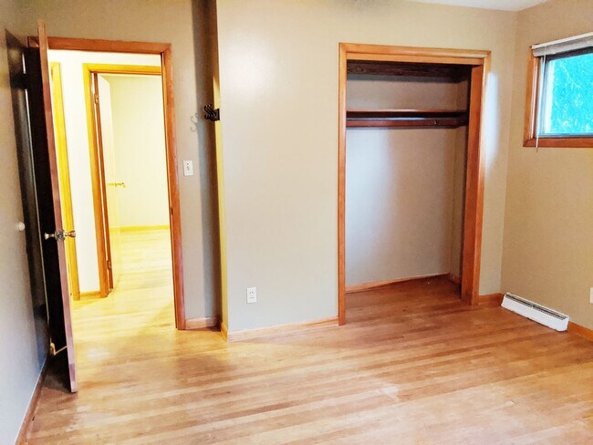 Building Photo - 208 S Hillsdale Dr