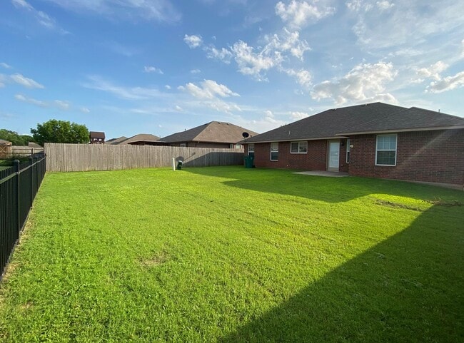 Building Photo - First Month Free!  Recently Remodeled!