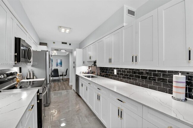 Building Photo - 3640 Yacht Club Dr