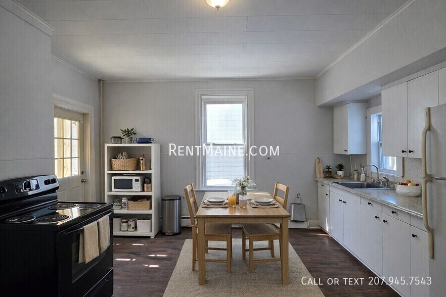 Building Photo - 139 Oak St