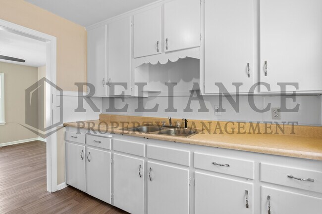 Building Photo - 1701 N Floberta Rd